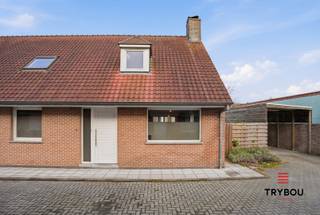 Ontdek deze ruime gezinswoning in Poelkapelle met maar liefst 4 slaapkamers en 2 badkamers – ideaal voor wie op zoek is naar comfort en voldoende plaats voor het hele gezin.<br /><br />De woning beschikt over een praktische en aangename indeling, waarbij functionaliteit en leefcomfort centraal staan. Dankzij de aanwezigheid van twee badkamers geniet je bovendien van extra gebruiksgemak in het dagelijkse leven.<br /><br />Indeling:<br />Gelijkvloers: inkomhal, lichtrijke leefruimte, slaapkamer, badkamer, apart toilet en garage<br />Verdieping: nachthal, 3 volwaardige slaapkamers en een tweede badkamer<br /><br />Buiten kan je genieten van een gezellig tuintje, perfect om tot rust te komen of te genieten van mooie dagen in alle privacy.<br /><br />Dankzij de vlotte bereikbaarheid en de aangename woonomgeving vormt deze woning een interessante opportuniteit voor gezinnen of wie op zoek is naar extra ruimte.<br /><br />📞 Interesse? Contacteer Thijs:<br />📲 051 57 54 61<br />📧 thijs@grouptrybou.be<br /> | friedel@grouptrybou.be