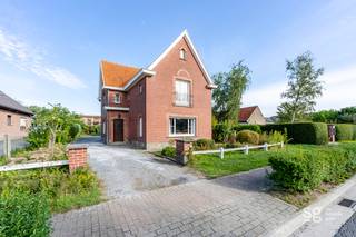 Aan de rand van De Pinte vinden we deze verrassend ruime woning met multifunctioneel atelier en zicht over de achterliggende velden!