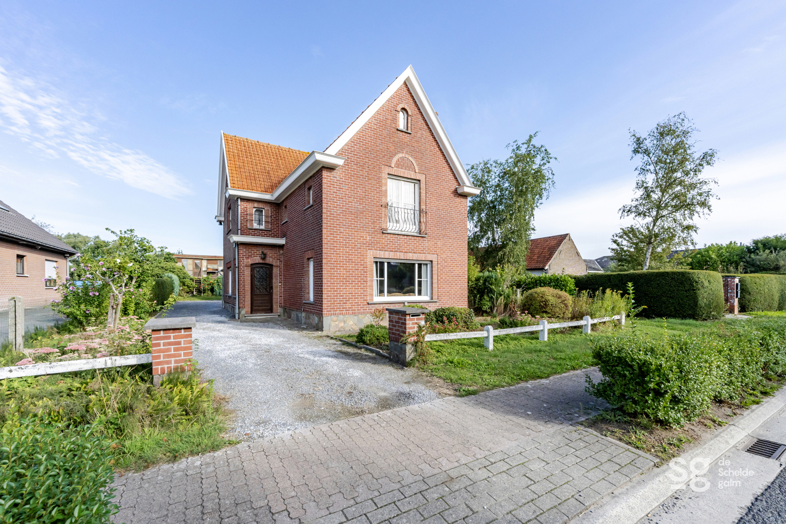 Aan de rand van De Pinte vinden we deze verrassend ruime woning met multifunctioneel atelier en zicht over de achterliggende velden!