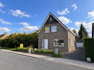 <p><strong>Op zoek naar een woning die u volledig naar eigen smaak kunt vernieuwen? Ontdek deze interessante kans, vlakbij het centrum van Wakken!</strong></p>
<p>Op een ruim perceel van maar liefst 1.127 m² bevindt zich deze woning met heel wat troeven en mogelijkheden. Dankzij de ligging nabij het centrum geniet u van een praktische woonomgeving, met winkels en dagelijkse voorzieningen binnen handbereik.</p>
<p>Binnenin biedt de woning heel wat ruimte om uw eigen woonideeën waar te maken. U beschikt over een ruime leefruimte, een ruime zitplaats, 3 slaapkamers en een aparte kinderkamer/bureau-ruimte. Daarnaast is er een afzonderlijke keukenruimte, een badkamer, een apart toilet en een kelder die extra bergruimte biedt.</p>
<p>De mooie, ruime tuin nodigt uit om te ontspannen, te tuinieren, … De aparte garage vormt bovendien een praktische meerwaarde.</p>
<p>Deze woning biedt u de kans om stap voor stap een thuis te creëren die volledig aansluit bij uw eigen wensen en stijl.</p>
<p>Om u alvast te inspireren, werden er foto’s toegevoegd die tonen hoe de woning er na opfrissing en renovatie zou kunnen uitzien.</p>
<p><u>ALGEMENE INFO:</u></p>
<ul>
<li>Gelegen vlakbij het centrum van Wakken</li>
<li>Ruim perceel van 1.127 m²</li>
<li>CV op mazout</li>
<li>EPC: 615 kWh/m² jaar</li>
<li>KI: € 508</li>
</ul>
<p>Indien u meer info of een bezoek wenst, contacteer immo-deal bv: 0486 72 70 73.</p>