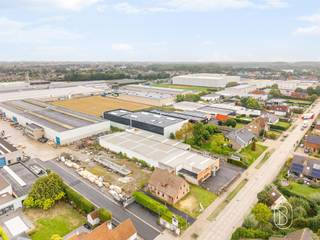 Grand entrepôt/atelier parfaitement entretenu, bureaux et parking pratique. Menuiserie idéalement située et en parfait état, offrant une surface totale exceptionnelle d’environ 2 400 m².Le bien dispose d’environ 1 600 m² d’espace d’entrepôt et de bureaux, complétés par de nombreuses places de stationnement sur le terrain.Le hangar est particulièrement bien entretenu et, grâce à ses grandes surfaces, son agencement pratique et son excellente accessibilité, il offre de nombreuses possibilités pour la production, le stockage, un atelier, des activités artisanales ou toute autre utilisation professionnelle.Une opportunité unique pour les entrepreneurs à la recherche d’espace, de cachet, d’accessibilité et de potentiel, sans avoir à réaliser d’importants travaux de rénovation.Emplacement de choix • environ 2 400 m² au total • environ 1 600 m² d’entrepôt et de bureaux • vaste parking • état impeccable