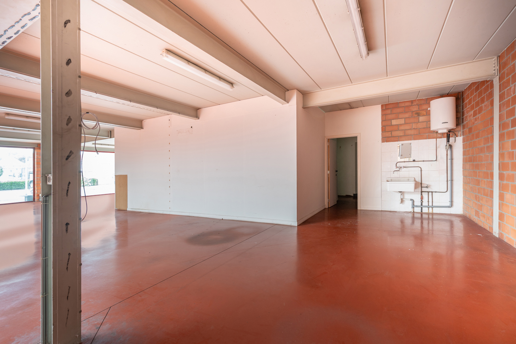 Ruim handelspand met magazijn van 700 m² te huur op zichtbare locatie langs de Bredabaan - foto 5