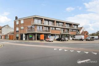 <strong>Ligging</strong><br />Dit uitstekend gelegen appartement met handelsruimte bevindt zich in het hart van Kuurne, op de hoek van de Hulstsestraat en Bavikhoofsestraat. Dankzij deze uiterst commerciële ligging geniet het pand van een uitstekende visibiliteit. Bovendien is er gratis parking vooraan en beschikt het over een privatieve parkeerplaats in de ondergrondse garage.<br /><br /><strong>Indeling</strong><br />Met een bruikbare vloeroppervlakte van maar liefst 244 m² biedt dit pand tal van mogelijkheden.<br /><strong>Appartement</strong>: inkomhal, ruime en lichtrijke leefruimte, keuken, wasplaats, 3 slaapkamers en een badkamer uitgerust met douche, toilet en dubbel lavabomeubel.<br /><strong>Handelsruimte</strong>: aparte inkom via de zijkant, winkel-/handelsruimte met achteraan toegang tot een polyvalente ruimte die kan dienen als opslag, werkplaats, keuken, … Het handelsgedeelte kan volledig naar wens worden ingedeeld.<br /><br /><strong>Technisch</strong><br />Verwarming via centrale verwarming op aardgas (vernieuwde brander).<br />EPC: Label F – 614 kWh/m² (opgemaakt vóór de plaatsing van de nieuwe verwarmingsketel).<br /><br /><strong>Troeven</strong>
<ul>
	<li>Top commerciële ligging met hoge zichtbaarheid</li>
	<li>Grote bruikbare oppervlakte (244 m²)</li>
	<li>Flexibel in te richten handelsruimte</li>
	<li>Grote raampartijen voor maximale lichtinval</li>
	<li>Gratis parkeergelegenheid vooraan + privatieve garageplaats</li>
</ul>
<strong>Contact</strong><br />Voor meer informatie of een bezoek:<br />Cedrik – 0472 66 56 64<br />cedrik@real-immo.be