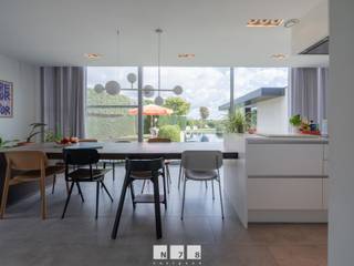 <strong>STIJLVOLLE VILLAWONING MET VERWARMD ZWEMBAD & POOLHOUSE OP 9A85CA IN ROTEM.</strong><br /><br /><strong>TROEVEN<br /></strong>- Rustig en groen gelegen in Rotem, met zicht op het achterliggende weiland.<br />- Op korte afstand van natuurgebied Bergerven, ideaal voor wandelingen, fietsen en genieten van de natuur.<br />- Hoogwaardige en stijlvolle afwerking met veel maatwerk.<br />- Ruime leefkeuken met hoogwaardige inbouwapparatuur en directe verbinding met terras en tuin.<br />- 3 Slaapkamers en een volledig uitgeruste badkamer.<br />- Volledig onderkelderd + ruime inpandige garage.<br />- Zonnepanelen & airconditioning in de slaapkamers.<br />- Aangelegde, omheinde tuin met beregeningssysteem en fraaie waterpartij.<br />- Verwarmd overloopzwembad met kindvriendelijke afdekking & volledig ingericht poolhouse.<br />- Instapklaar geheel met een uitgesproken combinatie van comfort, functionaliteit en luxe.<br /><br /><strong>KELDERVERDIEPING</strong><br />- Volledig onderkelderd: ingedeeld in verschillende ruimtes.<br /><br /><strong>GELIJKVLOERS</strong><br />- Inkomhal (1,05m x 5,55m = 5,83 m²): inbouwkast, tegelvloer.<br />- Woonkamer (6,30m x 4,35m = 27,41 m²): gashaard, maatwerk, parketvloer.<br />- Bureau/speelkamer (3,90m x 2,45m = 9,56 m²): parketvloer.<br />- Keuken (7,90m x 3,85m = 30,42 m²): leefkeuken geïnstalleerd met onder- en bovenkasten, lades, oven, combi-oven, inductiekookplaat, vaatwasser, dampkap, schuifraam naar tuin, schuifraam naar betegeld terras, tegelvloer.<br />- Toilet (1,75m x 0,90m = 1,58 m²): hangtoilet, lavabo, onderkast, tegelvoer.<br />- Berging (2,40m x 3,85m = 9,24 m²): aansluiting wasmachine en droogkast, douche, lavabo, tegelvoer.<br />- Inpandige garage (5,00m x 5,55m = 27,75 m²): sectionale toegangspoort, tegelvoer.<br /><br /><strong>VERDIEPING +01</strong><br />- Overloop (6,30m x 2,10m = 13,23 m²): laminaatvloer.<br />- Badkamer (3,05m x 3,90m = 11,90 m²): ingericht met dubbele lavabo, onderkast, inloopdouche, ligbad, hangtoilet, tv aansluiting, tegelvloer.<br />- Slaapkamer 1 (4,05m x 4,35m = 17,62 m²): airco, laminaatvloer.<br />- Nachthal/dressing (2,25m x 3,20m = 7,20 m²): ingebouwde kasten, laminaatvloer.<br />- Slaapkamer 2 (5,00m x 3,15m = 15,75 m²): maatwerk (kasten en bureau), airco, laminaatvloer.<br />- Slaapkamer 3 (5,00m x 3,00m = 15,00 m²): airco, laminaatvloer.<br /><br /><strong>EXTERIEUR</strong><br />- Aangelegde voortuin met waterpartij.<br />- Beklinderde parkeerplaatsen.<br />- Omheinde tuin met zicht op achterliggend weiland<br />- Beregeningsysteem.<br />- Verwarmd overloopzwembad met kindvriendelijke afdekking.<br />- Poolhouse ingericht met sanitaire cel (douche, toilet, lavabo en onderkast), buitenkeuken voorzien van koelkast, wasbak en ladekasten, tuinberging & overdekt terras.<br /><br />Bekijkt u deze advertentie via een aanverwante vastgoedsite, surf dan zeker naar onze website www.N78vastgoed.be voor een uitgebreide beschrijving en foto's. Meer info: +32 (0)89 86 18 88 of info@N78vastgoed.be.