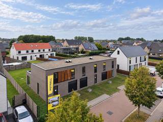 <ul>
<li>Halfopen en gesloten woningen met inpandige garage</li>
<li>Vlotte verbinding naar Gent</li>
<li>3 slaapkamers </li>
<li>BEN-woningen (E30)</li>
</ul>
<br />OMGEVING<br />Aan de rand van Gent, tussen Evergem en Belzele, realiseert Potrell een kleinschalig woonproject met 10 halfopen en 3 gesloten woningen. Deze buurt staat bekend om haar rustige, gezinsvriendelijke karakter, en biedt een uitstekende bereikbaarheid richting Gent. Scholen, winkels en openbaar vervoer bevinden zich in de nabije omgeving, wat bijdraagt aan het wooncomfort.<br /><br />INDELING<br />Het project bestaat uit drie woningtypes:
<ul>
<li>Strak en hedendaags met plat dak</li>
<li>Strak landelijk</li>
<li>Landelijk</li>
</ul>
Elke woning beschikt op het gelijkvloers over een inkomhal, toilet, inpandige garage en een ruime leefruimte met open keuken. Op de verdieping vind je drie slaapkamers, een badkamer en een tweede toilet. De woningen met zadeldak beschikken bovendien over een ruime zolder, ideaal als extra kamer of opbergruimte.<br /><br />E-PEIL<br />Alle woningen worden uitgerust met de nieuwste technieken, waaronder een warmtepomp en vloerverwarming. Zo behalen ze moeiteloos een E-peil van 30. Deze BEN-woningen (Bijna-EnergieNeutraal) garanderen een energiezuinige, duurzame en toekomstgerichte woonoplossing.<br /><br />WONING OP MAAT – JOUW WONING, JOUW STIJL<br />Maak van deze woning jouw droomhuis! Kies zelf jouw keuken, vloer en badkamer en geef de woning een persoonlijke toets. Instapklaar, volgens jouw smaak en stijl. Jij kiest – Potrell voert uit. Zo eenvoudig is het.<br /><br /><em>Prijzen exclusief kosten.</em>