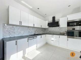 Instapklare en ruime OB met ruime tuin en 6 slaapkamers.In een rustige en residentiële buurt van Sint-Niklaas bevindt zich deze instapklare open...