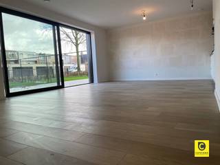 Appartement élégant et moderne au rez-de-chaussée avec 2 chambres à coucher et un jardin agréable. Le parking souterrain peut être loué à € 100...