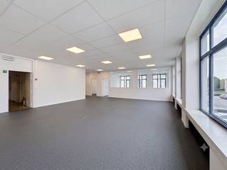 Office of approximately 273 m² for rent in the Ring Business Park office complex in Kuurne. Located in the vicinity of various access roads and the R8. In addition, there are plenty of parking options near the office building.<br /><br />Specifications:<br />- Natural gas central heating<br />- Acoustic ceilings with built-in light fixtures<br />- Floor channels for cabling<br /><br />The location is bustling with activity. The Ringlaan-Brugsesteenweg intersection is also an important access road to the center of Kortrijk. There are numerous bus stops in the immediate vicinity.<br /><br />Are you looking for an office in Kortrijk? Don't hesitate to contact us on 056 21 11 11.