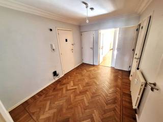 <p><span>Centraal gelegen 2 slaapkamer appartement nabij Centrum Gent.</span></p><p><span>Het appartement is gelegen op de DERDE verdieping van een gebouw met 5 verdiepingen.</span></p><p><span>Totale bewoonbare oppervlakte : +/- 87 m²</span></p><p><span>Bestaande uit: </span></p><p><span>een inkomhall met een afzonderlijk toilet, een aangename leefruimte, een ingerichte keuken, twee slaapkamers waarvan één met klein terrasje, een badkamer met ligbad, lavabo en een tweede WC. Handige kleine berging op de gang. </span></p><p><span>De leefruimte vooraan is Westen georiënteerd en biedt veel lichtinval.</span></p><p><span>Keuken is een eenvoudig keuken, ingericht met kookfornuis met oven, de nodige kasten en spoelbak.</span></p><p><span>Slaapkamers bevinden zich aan de achterzijde, waarvan één met een klein terras.</span></p><p><span>Overal mooi - goed onderhouden- strokenparket, uitgezonderd in keuken en badkamer.</span></p><p><span> </span></p><p><span>Inbegrepen in de prijs is een privatieve kelderberging.</span></p><p><span> </span></p><p><span>Het appartement is op wandelafstand van de Kouter en het Zuid.</span></p><p><span>Openbaar vervoer (tram en bus) nabij (Zuid), scholen en handel nabij, alsook het aangenaam Zuidpark.</span></p><p><span> </span></p><p><span>Goede EPC : label B : 124 kWh/m² UC3025233-Res-1. Beglazing : HR-a !</span></p><p><span>Wche Vg / Gom / Gvkr / Gvv. </span></p><p><span>Asbestveilig</span></p><p><span> </span></p><p><span>Ligging Pand: Brabantdam 183 (Residentie Lamartine) te 9000 GENT.</span></p><p><span>VRAAGPRIJS : 345.000 €.</span></p><p><span>Beschikbaar: na akte. </span></p><p><span> </span></p><p><span>Bezoek: enkel mogelijk via telefonisch afspraak via Immo-Eden - T 09 222 00 63.</span></p><p><span>Status van dit appartement: bekijk de status van dit pand op onze website www.immo-eden.be. </span></p><p><span>De publicaties op Immo-eden.be worden regelmatig upgedate. Indien er een optie geafficheerd is, wil dit zeggen dat er momenteel geen bezoeken meer worden toegelaten vanwege een geïnteresseerde kandidaat-koper. </span></p><p><span>U kan de status op het net verder opvolgen.</span></p><p><span> </span></p><p><span> </span></p><p><span> </span></p><p><span> </span></p><p><span> </span></p>