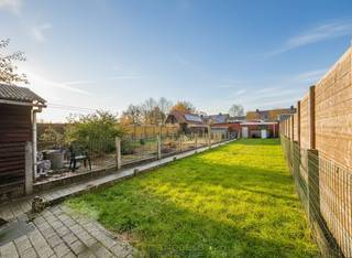 KNUSSE STARTERSWONING met POTENTIEEL, gelegen in Moen, op een RUSTIGE GROENE LIGGING aan het Milleniumpark en het kanaal Bossuit–Kortrijk. Deze woning kan, mits RENOVATIE, uitgroeien tot een GEZELLIGE en BETAALBARE STARTERSWONING. De aanwezigheid van een zonnige DIEPE TUIN én een GARAGE bereikbaar via de ACHTERLIGGENDE STRAAT vormen hierbij duidelijke TROEVEN.<br />Op het gelijkvloers betreedt u de woning via de inkom-/bureauruimte, die via een hall toegang biedt tot de woonkamer. Aansluitend bevindt zich de te renoveren keuken, gevolgd door een modern ingerichte badkamer, wasplaats en bergruimte. Op het tussenverdiep vinden we een 1ste slaapkamer met extra opbergruimte onder de trap. De 1ste verdieping biedt nog 2 volwaardige slaapkamers.<br />Buitenshuis beschikt deze eigendom over een diepe tuin en een garage, ideaal voor extra opslag, een hobbyruimte of wagenstalling.<br /><br />Beschikbaar bij akte<br /><br />Adres: Vaartstraat 16, 8552 Moen<br /><br />EPC: 469 kWh/m², G-score en P-score D, Renovatieverplichting van toepassing