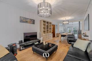 Ben je op zoek naar een rustig gelegen, ruime en bovendien instapklare woning pal in het centrum van Oudenaarde? Hier stopt uw zoektocht.<br /><br />Door de centrale ligging is alles stapvoets te bereiken. Bovendien zorgt de rustige ligging ervoor dat je toch even kan ontsnappen aan de drukte van de stad. Deze woning is ideaal voor wie op zoek is naar ruimte, comfort én een goede bereikbaarheid.<br /><br />Indeling:<br />-Kelder: Praktische droge kelder met alle technieken.<br />-GLV: Via de ruime en uitnodigende inkomhal kom je rechts eerst een eerste slaapkamer of bureau tegen. Vervolgens volgt de lichtrijke leefruimte met prachtig parket én authentieke elementen. Deze straalt warmte en een uitnodigende sfeer uit. Aansluitend volgt de eetplaats met zicht op het terras en tuin.<br />De volledig uitgeruste en open keuken ligt in directe verbinding met de leefruimte en biedt zijdelings uitzicht op het terras, waardoor het geheel een open indruk geeft. Er is tevens nog een badkamer op deze verdieping.<br />-1steV: De nachthal geeft toegang tot een badkamer met sauna, 4 ruime slaapkamers en een berging/dressing.<br /><br />Er is bovendien een mogelijkheid tot het huren van een garage aan de woning voor 40 euro per maand.<br /> <br />Wens je stedelijk te wonen maar toch te genieten van rust en comfort? Kom zeker eens kijken en maak snel jouw afspraak.
