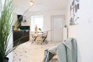 Beluikhuis nabij de Rozemarijnbrug, Papegaaistraat, Coupure.<br /><br />EPC: B<br />Mobiscore: 9,4/10<br /><br />Ideaal voor uw studerende kinderen. - starters - slimme investeerders.<br /><br />Dit beluik is bijzonder gunstig gesitueerd, vlakbij de Rozemarijnbrug aan de Coupure en Papegaaistraat. De uniformiteit van dit beluik zorgt samen met de verzorgde binnenkoer (met beplanting en buitentafel) voor een uitnodigende community sfeer. Iedere woning heeft op het gelijkvloers een uitgeruste leefkeuken met ingebouwde toestellen en plaats voor wasmachine/droogkast. Verder is er een badkamer met douche, toilet en wasmeubel. Het eerste en tweede verdiep kunnen dienst doen als ruime slaapkamer en hebben elk genoeg plaats voor een dubbel bed, kast en bureau. Plan snel uw bezoek in!<br /><br />CONTACT LAURA via 0473 41 35 62 of via info@vicusvastgoed.be