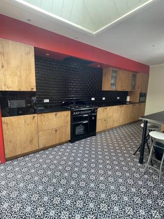 Deze energiezuinige woning is bijzonder veelzijdig: u kunt ze volledig als één royale gezinswoning gebruiken met haar 3 badkamers, 5 slaapkamers, maar evengoed kiezen voor co-housing, kangoeroewonen, een B&B, ... Op het gelijkvloers bevindt zich een volwaardige woonentiteit. Verder beschikt dit gedeelte over een ruime slaapkamer, een badkamer, een ruime open leefruimte met grote keuken, een garage, terras en tuin. Dankzij het aparte huisnummer kan deze gelijkvloerse woonentiteit perfect zelfstandig worden gebruikt, bijvoorbeeld voor een ouder, inwonend familielid, volwassen kind of als verhuureenheid.<br />Via de gemeenschappelijke inkomhal bereikt u de bovenliggende woonentiteit, die zich uitstrekt over drie volwaardige verdiepingen.<br />Op de eerste verdieping wordt u meteen verwelkomd in een stijlvolle en lichtrijke leefruimte met open keuken. Het grote schuifraam zorgt voor een prachtige verbinding met het terras en laat het buitenleven naadloos aansluiten bij de leefruimte. Op deze verdieping bevindt zich bovendien een uitzonderlijk ruime slaapkamer en een comfortabele badkamer met ligbad, douche, lavabomeubel en afgesloten toilet. Daarnaast is er nog een afzonderlijk gastentoilet met mooi lavabomeubel. Ook een was- en bergruimte is aanwezig.<br />De tweede verdieping biedt opnieuw bijzonder veel ruimte, met twee ruime slaapkamers, een apart toilet met groot lavabomeubel en bijkomende bergruimte.<br />De bovenste verdieping vormt vervolgens een echte privé-suite. Hier bevindt zich een royale slaapkamer met inloopkast, een derde badkamer met douche en toilet en als absolute blikvanger een indrukwekkend terras. Vanop dit terras geniet u van een uniek panoramisch uitzicht over Geraardsbergen.<br />De woning is uitermate geschikt voor grote gezinnen die uitzonderlijk veel woonruimte zoeken, als B&B of vakantiewoning, voor kangoeroewonen of samenwonen met ouders of kinderen, wonen gecombineerd met verhuur en voor investeerders die meerdere woonentiteiten op één eigendom waarderen.<br />Troeven: aparte aansluitingen van de nutsvoorzieningen voor nr. 94 en nr. 94A, 21 zonnepanelen (ook opgedeeld per huisnummer), elektriciteit conform, geen renovatieplicht (energielabels C en D), afgesloten tuin, 3 terrassen, 3 badkamers, 5 toiletten, 5 slaapkamers, 2 open leefkeukens, gunstige ligging op wandelafstand van de markt, de scholen en het station. Aarzel niet en contacteer Karin voor een afspraak: 0468/12 68 62