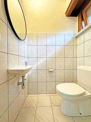 Deze verzorgde gezinswoning is gelegen op een centrale en vlot bereikbare locatie in Wijnegem, vlak bij winkels, scholen, openbaar vervoer en belangrijke invalswegen.<br /><br />De woning beschikt over een inkomhal met een apart gastentoilet en ruimte voor een vestiaire. De gezellige leefruimte met open keuken geeft rechtstreeks toegang tot het terras. De keuken is uitgerust met een 4-pits gasfornuis, vaatwasser, dubbele spoelbak met verlek en een dampkap met afvoer naar buiten.<br /><br />Op de verdieping bevinden zich drie slaapkamers, allemaal voorzien van ingebouwde kasten en Velux-ramen met verduistering en vliegenramen. De badkamer beschikt over een ligbad met douchefunctie, een lavabo en een toilet. Via de badkamer is er bovendien toegang tot een praktische zolderberging.<br /><br />Verder is er een functionele kelder met een recente Viessmann cv-ketel (vernieuwd in 2026). Alle gordijnen en verlichting blijven in de woning.Een private openluchtstaanplaats is inbegrepen.<br /><br />- 3 slaapkamers<br />- Recente Viessmann cv-ketel<br />- Privé autostaanplaats<br />- Centrale ligging nabij winkels, scholen en openbaar vervoer<br /><br />Wenst u een bezoek ter plaatse in te plannen? Surf naar onze website www.vbvastgoed.be en klik op de link "ik ben kandidaat".