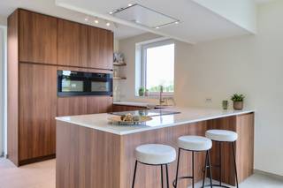 Maak kennis met ons nieuwbouwproject gelegen in de Rooiveldstraat in Waardamme, een groene deelgemeente van Oostkamp. <br />Deze alleenstaande woning is rustig gelegen in een doodlopende straat maar toch zeer centraal nabij alle voorzieningen en invalswegen.<br /><br />De woning is uitgerust met een lucht-water warmtepomp, wat resulteert in een aanzienlijk lagere energierekening en energiezuinige woning.<br />Dit biedt niet alleen een modern en comfortabele thuis, maar draagt ook bij aan een duurzamere toekomst. <br /><br />Als koper krijg je de kans om volledig inspraak te hebben in de inrichting en afwerking van de woning. In samenspraak met onze betrouwbare partnerleveranciers kies je zelf de materialen en afwerking volgens smaak en budget – zo maak je van deze woning écht jouw thuis.<br /><span>(foto's referentie voorgaande projecten).</span><br /><br /><strong>Indeling lot 11:</strong><br />Gelijkvloers: Inkomhal met gastentoilet, lichtrijke leefruimte met grote raampartijen, een open keuken en een ruime berging.<br />Verdieping: Nachthal met apart toilet, 3 comfortabele slaapkamers (11,88m² -13,87m² - 12,45m²), badkamer met ligbad, inloopdouche en dubbele lavabo<br />De zolderverdieping is bereikbaar via een vaste trap en omvat een zeer ruime vierde slaapkamer (39,23 m²) en een praktische berging.<br /><br /><strong>Troeven van woning:</strong>
<ul>
	<li>4 slaapkamers</li>
	<li>Zuidwest gerichte tuin</li>
	<li>Energiezuinig wonen</li>
	<li>Lichtrijke leefruimte</li>
	<li>Regenwaterput 10.000 liter aangesloten op toiletten, wasmachine en buitenkraan</li>
</ul>
Ben je geïnteresseerd in dit unieke nieuwbouwproject? Neem contact met ons op voor meer informatie via verkoop@hectaar.be of 051 69 58 72.<br />Jouw droomhuis wacht op je in de Rooiveldstraat! 