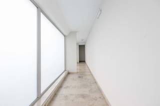 Op de tweede verdieping van Residentie Gezelle kunt u dit instapklaar appartement terugvinden.<br />Het appartement heeft een bewoonbare oppervlakte van 62 m².<br />Het gebouw beschikt over een gemeenschappelijke fietsenberging.<br /><br />Omwille van zijn centrumligging zijn tal van voorzieningen zoals bakkers, horeca, openbaar vervoer, school, ... gelegen op wandelafstand.<br /><br />Indeling: Inkomhal - woonkamer met centrale verwarming gas - open ingerichte keuken met inductie koken, oven, koelkast, spoelbak, dampkap - kleine bergruimte met aansluiting wasmachine - via sas naar gastentoilet - ingerichte badkamer met douche en lavabo meubel - 1 grote slaapkamer met centrale verwarming gas.<br /><br />Algemeen:<br />- EPC 163 - label B<br />- Blanco bodemattest<br />- Elektrische keuring: in aanvraag<br />- Videofoon aanwezig<br />- Geen terras aanwezig<br />- Parkeergelegenheid in de straat<br />- Momenteel verhuurd<br />- Vg, Wg, Gmo, Gvkr, Gvv