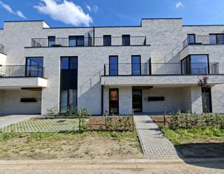 Dit gelijkvloers BEN-appartement met tuin en terras is terug te vinden in de doodlopende Jan Van Regenmortelstraat te Tremelo. Op wandelafstand van scholen, winkels, horeca en vlakbij verschillende buslijnen.<br /><br />We betreden het appartement via de inkomhal van waaruit men toegang heeft tot alle ruimtes. We komen onmiddellijk in de eyecatcher van dit appartement, zijnde de lichtrijke leef- en eetruimte met open, geïnstalleerde keuken. Vooraan het gebouw vinden we de ruime slaapkamer terug, met vlak erlangs de badkamer. Deze beschikt over een inloopdouche en een lavabo, ook is er nog plaats voor kasten. Vlak aan de voordeur zijn dan nog een berging en apart toilet voorzien. Tenslotte is er nog een terras en tuin, te bereiken via een groot schuifraam.<br /><br />Extra pluspunten in dit appartement zijn de kelderberging en de ondergrondse autostaanplaats. Ook beschikt het over vloerverwarming en een ventilatiesysteem.<br /><br />Kortom, een ruim, lichtrijk appartement dichtbij het centrum van Tremelo. Het is beschikbaar vanaf 1 augustus 2026 en heeft een vaste kost van 60 euro per maand.<br /><br />Interesse in dit appartement? Contacteer Ben via 0468/ 58 04 09 of ben@sophimo.be