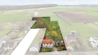 <p>Voor meer info of een bezoek, bel 053 59 49 33 - In het landelijke Zandbergen bevindt zich deze uitzonderlijke eigendom op een perceel van maar liefst <strong>10.000 m²</strong>. <strong>Een zeldzame opportuniteit voor wie droomt van absolute rust, privacy en ruimte, omgeven door groen en natuur</strong>. De woning biedt, mits totaalrenovatie, een enorm ontwikkelingspotentieel. Met haar royale volumes en doordachte indeling vormt dit pand de ideale basis voor wie een karaktervolle landelijke woonst wil creëren volledig naar eigen smaak en stijl. Het gelijkvloers omvat een inkomhal, een leefruimte, een keuken met eetplaats, een bureau, een toilet, twee bergingen en een bijkeuken. Op de verdieping bevinden zich<strong> vijf volwaardige slaapkamers</strong> en twee badkamers. De zolder, bereikbaar via uitvaltrap, biedt bijkomende uitbreidingsmogelijkheden voor extra kamers, hobbyruimte of master suite. Buiten geniet u van ongeziene mogelijkheden: <strong>een aparte stalling die perfect kan worden ingericht als garage of werkruimte, een ruim aan te leggen terras, uitgestrekte tuin en weide</strong>. Ideaal voor dierenliefhebbers, zelfstandigen, hobbyboeren of wie simpelweg wil genieten van vrijheid en natuur rondom zich. Eigenschappen met deze perceeloppervlakte en dit potentieel komen zelden op de markt. Dit is een unieke kans om een droomproject te realiseren op topligging in een groene omgeving. Cv op stookolie - Dak in pannen - Buitenschrijnwerk in hout dubbel glas.</p>