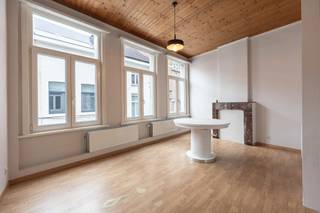<p><b>Instapklare gerenoveerde woning met 3 slaapkamers en ruim terras in Mechelen</b></p>
<p>In een rustige straat vlak bij de jachthaven vind je deze verrassend ruime en net gerenoveerde woning (+/- 165 m²). Op het gelijkvloers kom je binnen via een aparte inkomhal met handige berging voor de wasmachine en droogkast.</p>
<p>Eens op de eerste verdieping valt meteen de lichtrijke leefruimte (25 m²) op. Aansluitend ligt de open keuken, volledig uitgerust met een inductiefornuis, dampkap en ijskast, én een praktische bijkeuken met aansluiting voor een vaatwasser. Verder heb je op deze verdieping een apart toilet en een gezellige veranda die uitgeeft op het grote, open tuinterras.</p>
<p>Op de tweede verdieping bevindt zich de eerste grote slaapkamer (15 m²) op massieve parket, samen met de badkamer die voorzien is van een hoekligbad, inloopdouche, toilet en meubel. De derde verdieping telt nog eens twee volwaardige slaapkamers (15 m² en 10 m²) op laminaat. De woning is erg energiezuinig dankzij de zonnepanelen, hoogrendementsbeglazing en een lucht-lucht warmtepomp (koeling en verwarming). Er is eventueel ook de mogelijkheid om een garage of extra stapelplaats bij te huren voor € 110 per maand.</p>
<p>De huurprijs is € 1.350 per maand en er zijn geen gemeenschappelijke kosten. Beschikbaar vanaf september 2026.</p>
<p>De ligging is ideaal: ontzettend rustig, maar toch met winkels, scholen en openbaar vervoer op wandelafstand én een snelle verbinding naar de E19. Door de slimme indeling is deze woning ook heel geschikt voor co-housing.</p>