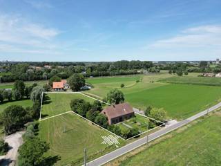 Deze ruime op te frissen woning van ca. 250 m² bevindt zich op een aantrekkelijke locatie op fietsafstand van het centrum van Zulte en Deinze. Het perceel van 3.355 m² ligt in een zeer rustige wijk en wordt omringd door velden, wat voor veel privacy en rust zorgt. <br /><br />Bij het binnenkomen vindt u een ruime inkomhal die directe toegang biedt tot zowat elke ruimte van de woning. De lichtrijke leefruimte die verbinding geeft naar het buitenterras en de tuin sluit aan op de keuken. Nabij de keuken bevindt zich een praktische berging en een rechtstreekse toegang naar een wasplaats die ook bereikbaar is via de achterdeur. Verder bevinden zich op het gelijkvloers nog twee slaapkamers, een badkamer, een toilet en een ruime inpandige garage.<br /><br />De eerste verdieping is uitgerust met een royale ruimte die gebruikt kan worden als hobbyruimte of slaapkamer, een tussenruimte die kan dienen als dressing met aparte berging en een volwaardige kamer.<br /><br />De tuin, die volledig omgeven wordt door groen, biedt een oase aan rust. Aangrenzend achter de tuin ligt een ruime weide van ca. 2000 m², waardoor er unieke ruimtes ontstaan. Naast de inpandige garage bevindt er zich ook nog een carport.<br /><br />Deze woning beschikt over een EPC-label D, waardoor er geen renovatieverplichting van toepassing is. Ideaal voor een gezin dat op zoek is naar een ruime woning die naar eigen smaak kan worden opgefrist in een rustige, landelijke omgeving.<br /><br />EPC D / CV op aardgas / EK: niet-conform / Niet-asbestveilig<br /><br /><strong>Benieuwd naar deze ruime woning met groene en rustige ligging in Zulte? Een vrijblijvende afspraak kan via michiel@landbergh.be of 09 278 78 79.</strong>