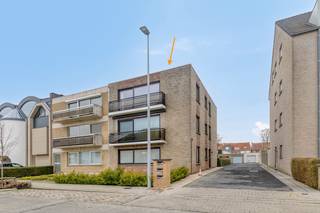 <span>Op een residentiële locatie in hartje Sint-Kruis bevindt zich dit TRENDY GERENOVEERD appartement met 2 SLAAPKAMERS, GARAGE &amp; ZONNIG TERRAS. Dit LUMINEUS appartement (2°V) is praktisch ingedeeld: inkomhal met toilet, zonovergoten leefruimte met toegang tot het ZUIDgericht TERRAS, prachtig gerenoveerde keuken (o.a. inductiekookplaat, oven, microgolfoven, vaatwas, ijskast, diepvries, ...), 2 ruime slaapkamers, moderne badkamer (ligbad met douche, lavabo, handdoekdroger) en berging/wasplaats. Extra's: dubbele beglazing in PVC, goedgekeurde elektriciteit, kleine en verzorgde residentie, inclusief GARAGE. TOPLOCATIE in de nabijheid van centrum Brugge, winkels, scholen, openbaar vervoer,... Maak jij van dit sprankelend appartement jouw nieuwe thuis?</span><br /> 