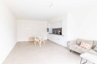 <p>Welkom thuis in Residentie Houtbay, een stijlvolle en recente woonontwikkeling (2024) in de charmante gemeente Duffel, ideaal gelegen op korte afstand van Mechelen en Lier. Dit knappe éénslaapkamerappartement bevindt zich op de eerste verdieping en verwelkomt u via een inkomhal met sas, voorzien van ruimte voor een vestiaire en een apart gastentoilet. De lichtrijke leefruimte met volledig geïnstalleerde open keuken situeert zich achteraan en geeft uit op een zonnig georiënteerd terras met uitzicht op de rustige binnentuin. Verder beschikt het appartement over een praktische berging en een slaapkamer en badkamer aan de voorzijde. Een ondergrondse autostaanplaats en private kelderberging zijn inbegrepen. Gemeenschappelijke provisie: €200,00 per maand (inclusief verwarming en water).</p>