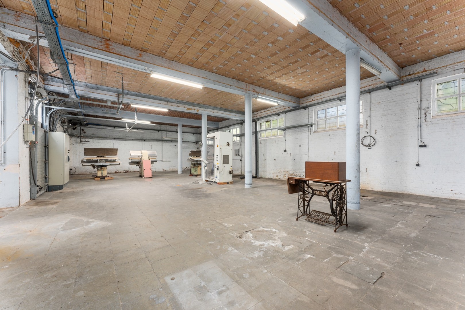 Veelzijdige loods/magazijn met extra mogelijkheden te Rumbeke (Roeselare)! - foto 5