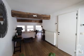 Dit luxueus afgewerkt duplex- appartement is ruim ingedeeld met o.a. twee slaapkamers, open keuken en ruim dakterras. Het appartement is geschikt voor alle leeftijden want de lift brengt u tot in het slaapkamer gedeelte. <br />Het appartement is momenteel verhuurd, dus ook ideaal voor de investeerder. <br /><br />De ligging in het hartje Maaseik op wandelafstand van de markt met gezellige restaurantjes en in de nabijheid van winkels, scholen, sportcentra,... is zeker een troef. Er is ook een private kelder -en fietsenberging aanwezig. <br /><br />=> Tweede verdieping<br />- Met de lift op trap kom je rechtstreeks in de aparte inkomhal met toegang tot het appartement <br />- Gezellige woonkamer met mooie parketvloer<br />- Ruim gastentoilet met fonteintje<br />- Zithoek bij de keuken, met zicht op het terras<br />- Praktisch ingerichte keuken voorzien van het nodige comfort<br />- Mooi, ruim dakterras, toegankelijk via het raam in de keuken <br /><br />=> Derde verdieping<br />- Overloop met vaste kastenwand met aansluiting voor wasmachine en droogkast<br />- Deze verdieping is tevens toegankelijk met de lift<br />- Twee ruime slaapkamers met parketvloer en vaste kastenwand<br />- Deels betegelde badkamer, ingericht met inloopdouche en enkele wastafel in modern badkamermeubel<br /><br />=> Indeling<br />- Gelijkvloers: gemeenschappelijke inkomhal, fietsenberging<br />- Tweede verdieping: inkomhal, apart gastentoilet, woonkamer, keuken met eethoek, dakterras<br />- Derde verdieping: overloop, twee ruime slaapkamers, badkamer<br />- Derde verdieping +1: toegankelijk via verplaatsbare ladder, open zolderruimte voor extra opbergruimte<br />- Kelder: kelderberging nr. 1