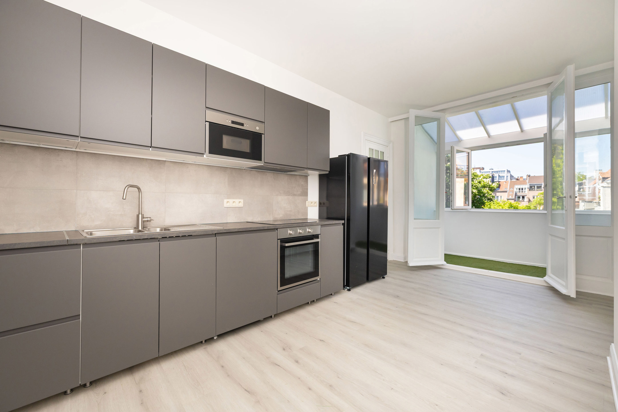 Volledig gerenoveerd appartement met 2 slaapkamers - foto 2