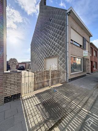 Deze woning is gelegen op een grondoppervlakte van 735 m² en bestaat uit: inkomhal - living - keuken - berging - wasplaats - toilet - badkamer - nachthal - 3 slaapkamers - zolder - ruime oprit - 2 garages - terras - grote tuin. <br /><br />Troeven van deze woning:<br />- ruime oprit met plaats voor meerdere wagens<br />- rustig gelegen in centrum Eernegem<br />- woning met mogelijkheden