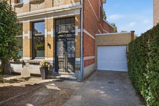 <p>Located in the heart of Edegem, within walking distance of the market square, shops, schools and beautiful parks, this unique townhouse perfectly combines timeless character with modern living comfort. Behind its elegant façade lies a home that has been meticulously renovated with great care and respect for its authentic features.</p><p>Original details such as the beautiful solid wood parquet floors, high ceilings, elegant interior doors, stained glass windows and charming original fireplaces create a warm and refined atmosphere. At the same time, the property offers every modern convenience, including central heating, new double-glazed windows and a high-quality finish throughout.</p><p>A tasteful rear extension has created a bright and inviting dining area that flows seamlessly into the kitchen while overlooking the exceptionally deep garden. A rare asset for such a central location, offering the perfect balance of privacy, tranquillity and greenery.</p><p>The property is equally practical, featuring a private driveway, a spacious garage and a full basement providing ample storage space. Additional parking is readily available in the immediate vicinity.</p><p>The first floor offers two generously sized bedrooms, each retaining its original fireplace, adding to the home's distinctive charm. This level also features a stylishly renovated bathroom with both a bathtub and walk-in shower, as well as a separate laundry room.</p><p>The second floor comprises three additional full-sized bedrooms, ideal for family living, a home office, guest accommodation or hobby space. Thanks to its generous proportions and well-designed layout, this home offers exceptional flexibility without compromising its authentic character.</p><p>This remarkable townhouse is a rare combination of historic elegance, contemporary comfort and an outstanding central location. A home with true character, where timeless architectural features and modern living blend seamlessly, offering a unique opportunity to enjoy one of Edegem's most desirable addresses.</p>