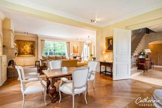 <p>Ontdek deze buitengewone woning in Koningshof, een voormalige doktersvilla met unieke charme die de perfecte balans biedt tussen woon- en werkruimte. Deze ruime villa, ontworpen door de gerenommeerde architect Frans Laporta, staat garant voor kwaltiteit, stijl en comfort.</p>
<p>Bij binnenkomst word je verwelkomd door een imposante hal , gevolgd door een elegante leefruimte met Hongaarse punt parket en een uitnodigende open haard. Heerlijk om aan te zitten tijdens de gezellige wintermaanden! Geniet van gezellige etentjes in de eetkamer, die u hebt klaargemaakt in de op maat gemaakte keuken met mooi zwart granieten werkblad. Stap buiten op het overdekte terras voor ontspanning in de buitenlucht.<br />De praktijkruimte, ideaal voor professionals, heeft een eigen ingang, een wachtkamer, een onderzoeksruimte en nog een extra ruimte. Verder hebt u hier nog een bureau-ruimte, voorzien van kwaltiteitsvol afgewerkte maatkasten. <br /><br />Op de verdieping komt u via de nachthal in een ruime master bedroom met en-suite badkamer en dressing. De 4 andere slaapkamers en 2 badkamers bieden u en uw gezin alle comfort en privacy!<br />De polyvalente ruimte, die tot de nok open is, met kitchenette en een eigen zonneterras, biedt u verschillende mogelijkheden om in te vullen (chillruimte, speelruimte, fitnessruimte,...). <br /><br />In de kelder bevindt zich de technische ruimte (CV-installatie - mazout) en biedt nog meer potentieel, met nog extra ruimtes. Ook de grote zolder, met vaste trap, heeft nog enorm veel potentieel. U kan deze naar eigen smaak verder inrichten (aparte ruimte voor inwonend personeel, bioscoop,...). Het dak werd enkele jaren geleden volledig vernieuwd en geïsoleerd.<br /><br />EPC C: 272 kWh/m²<br /><br />P-score A<br />G-score A</p>
<p>Deze veelzijdige villa is ideaal als sfeervolle residentie met praktijkruimte, een kangoeroewoning of een royale gezinswoning met thuiskantoor. Een zeldzame kans op een locatie die rust en ruimte biedt, met oneindige mogelijkheden voor toekomstig gebruik. <br />Aarzel niet en plan een bezoek in en ervaar zelf deze unieke en prachtige villa. Ontdek uw nieuwe thuis! <span>Catherine - 0472 23 14 51 - catherine@catherinevastgoed.be.</span></p>