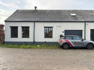 Charmante woning met één slaapkamer en garage in Arendonk.Via de inkomhal met apart toilet betreedt u de woning. De gezellige woonkamer geniet van...