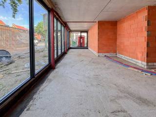 This modern office space of 103 m² enjoys a highly central and strategic location on the outskirts of Bruges, offering excellent visibility and easy accessibility. Thanks to its prominent position and large street-facing windows, the property benefits from outstanding exposure and provides a professional setting for a wide range of business activities.<br /><br />The office is delivered in shell condition, allowing tenants complete flexibility to design and fit out the space according to the specific requirements of their business. This offers a unique opportunity to create a tailor-made working environment that perfectly reflects the needs and identity of the company. The premises also feature a separate private entrance, enhancing both independence and professional appeal.<br /><br />At the front of the building, three bicycle parking spaces are available near the entrance. At the rear, tenants can make use of a shared bicycle storage area and a communal waste storage facility. In addition, three dedicated parking spaces are allocated to the office unit and are available for rent at €50 per space per month.<br /><br />Combining excellent visibility, a prime location and maximum flexibility, this office space presents an outstanding opportunity for companies seeking a professional and future-oriented base in the Bruges area. The property will be available upon completion.<br /><br />The monthly rent amounts to €1,850, excluding parking spaces. The allocated parking spaces can be rented separatly at € 50 per space per month.