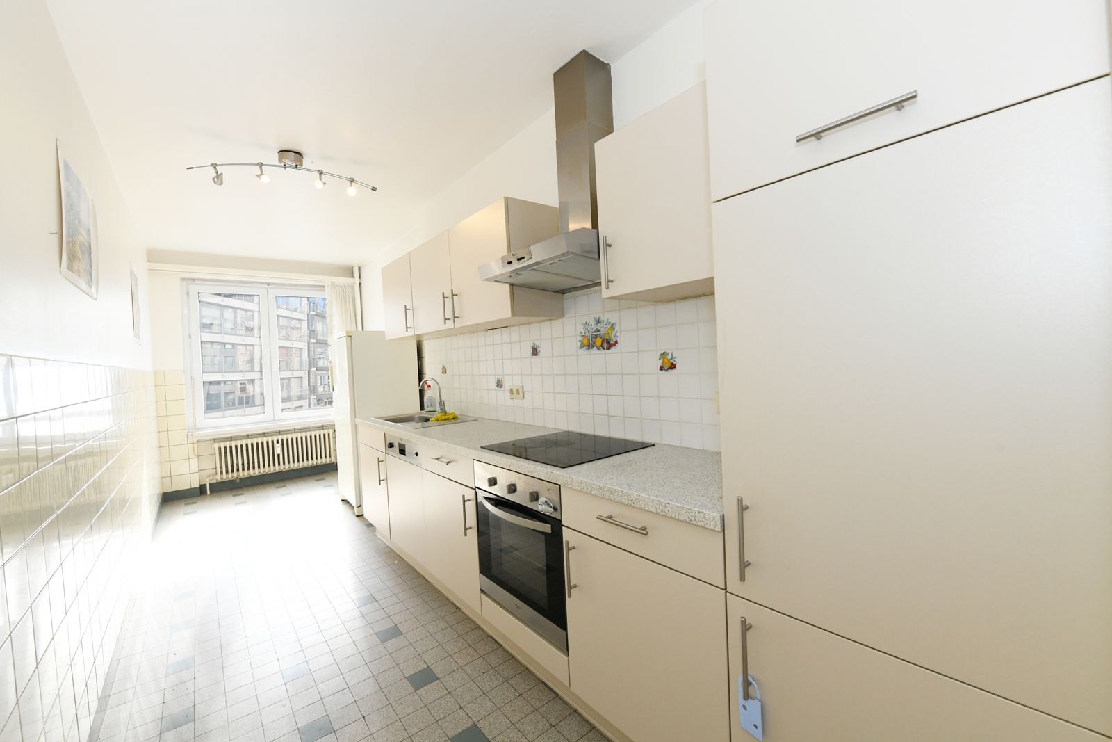 Verzorgd appartement met 2 ruime slaapkamers in hartje centrum, pal aan het strand - foto 5