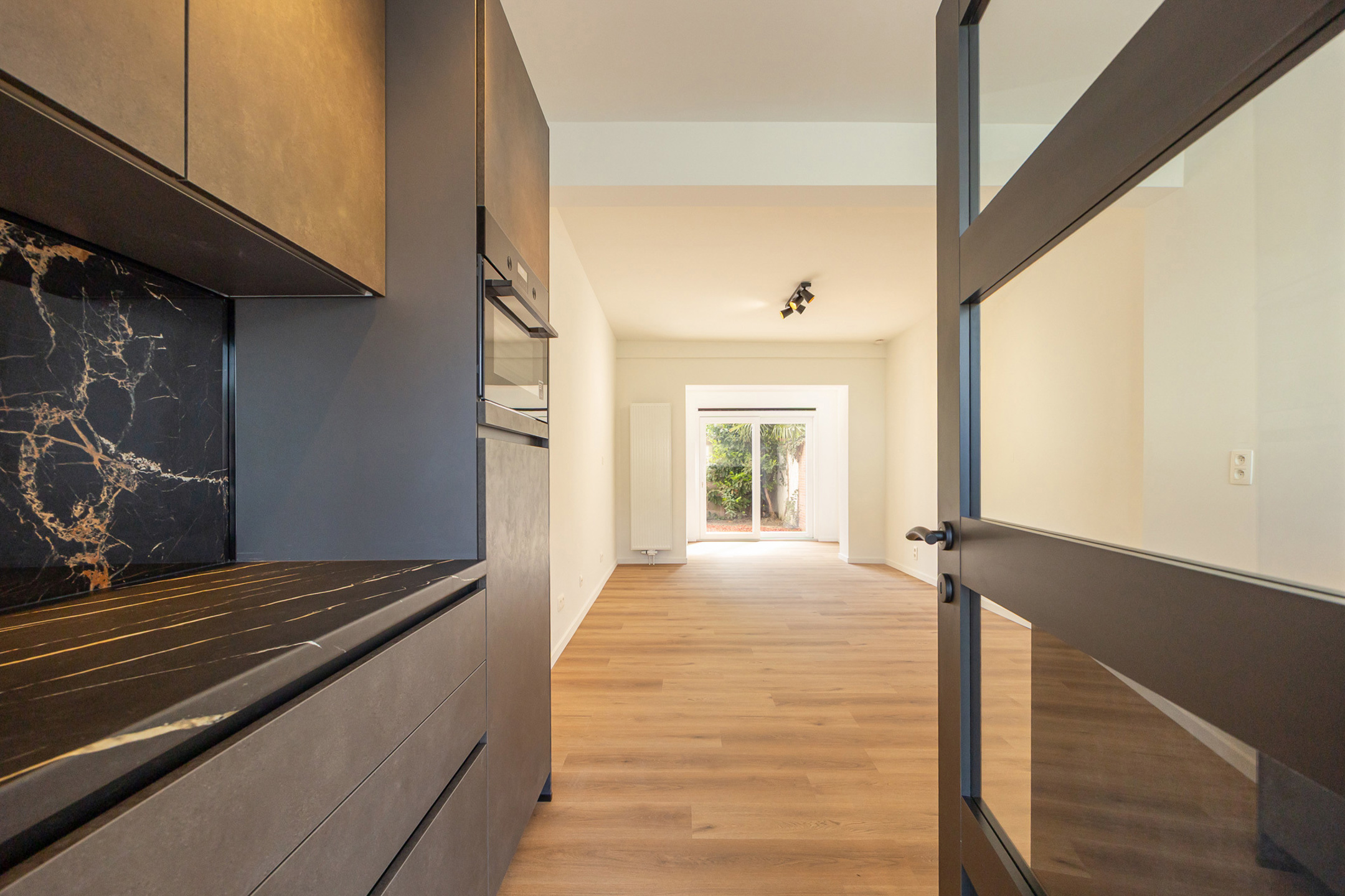 Volledig gerenoveerde studio met tuintje op centrale locatie - foto 4