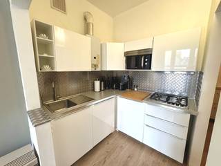 Appartement meublé avec vue latérale sur la mer dans le centre de La Panne.<br /><br />Hall d'entrée, cuisine ouverte et équipée, vaste espace de vie, salon, chambre et salle de bains avec douche, lavabo et toilette.<br /><br />Idéal comme résidence secondaire ou comme investissement<br /><br />PEP: 271 kWh / (m² an) - Label C<br /><br />Plus d'info, documents et visite virtuelle sur www.immodepanne.be