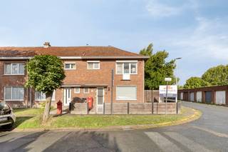 <p>Op zoek naar een fijne gezinswoning met 3 slaapkamers, tuin én garage op een rustige maar centrale ligging in Willebroek? Dan is deze woning in de Geuzenstraat zeker een bezoek waard! Met een bewoonbare oppervlakte van 125 m² op een perceel van 244 m² biedt deze woning een aangename combinatie van ruimte, comfort en praktisch wonen.</p><p>We betreden de woning via de inkomhal die ons toegang geeft tot de lichtrijke leefruimte van 25,2 m². Hier is voldoende plaats voor het creëren van een gezellige zit- en eethoek. Aansluitend bevindt zich de keuken van bijna 11 m², uitgerust met een inductiekookplaat, dampkap, oven, vaatwasser, koelkast en diepvriezer.</p><p>Verder vinden we op het gelijkvloers een handige berging en een aparte wasplaats. Ideaal om het dagelijkse huishouden netjes uit de leefruimtes te houden. Ook het gastentoilet bevindt zich op deze verdieping en werd in 2024 vernieuwd.</p><p>Op de eerste verdieping beschikt de woning over 3 slaapkamers van respectievelijk 12,6 m², 12,24 m² en 7,36 m². De badkamer is voorzien van een douche en lavabo. Extra bergruimte vinden we zowel op de zolder als in de ruime kelder van maar liefst 22,8 m². Aan opbergruimte dus zeker geen gebrek!</p><p>Ook de buitenruimte is een mooie troef van deze woning. Achteraan bevindt zich een terras dat aansluit op de aangelegde tuin met westelijke oriëntatie. Een fijne plek om na het werk of tijdens het weekend nog heerlijk van de namiddag- en avondzon te genieten.</p><p>De garage is uitgerust met een automatische poort en een laadpunt voor een elektrische wagen. Dankzij de eigen oprit is er bovendien bijkomende parkeergelegenheid op het perceel.</p><p>Ook op technisch vlak zijn er verschillende interessante troeven aanwezig. Zo beschikt de woning over aluminium buitenschrijnwerk met dubbele beglazing, rolluiken, centrale verwarming op gas via radiatoren en een geïsoleerde zoldervloer. De woning heeft momenteel EPC-label D.</p><p>Tot slot is ook de ligging bijzonder praktisch. De Geuzenstraat combineert een rustige woonomgeving met de voordelen van een centrale ligging. Winkels, scholen, openbaar vervoer, het station en sportfaciliteiten bevinden zich vlakbij. Ook de belangrijkste invalswegen zijn vlot bereikbaar.</p><p>Kortom, een praktische en aangename gezinswoning met 3 slaapkamers, veel bergruimte, garage met laadpunt en een zonnige westgerichte tuin, dit alles op een centrale locatie in Willebroek.</p>