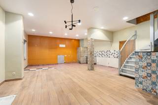 <p>TE KOOP: opbrengsteigendom in de Abdijstraat, hartje Kiel, op een drukke commerciële winkelas met veel passage.</p>
<p>Deze gesloten bebouwing ligt op een toplocatie in Antwerpen, aan de levendige Abdijstraat. Dankzij de sterke visibiliteit en constante stroom voorbijgangers is dit een ideale plek voor een handelsruimte die leeft van buurtklanten én passanten. De ligging is vlot bereikbaar met wagen en openbaar vervoer, vlakbij belangrijke invalswegen richting het centrum en omliggende districten. Bovendien heeft het pand een bewezen bakkerijhistoriek: Bakkerij Zahoun is hier al jaren een gevestigde naam, wat het interessant maakt voor horeca, voeding of andere detailhandel.</p>
<p>Dankzij de indeling en commerciële ligging biedt dit pand bovendien een interessant opbrengstpotentieel, met mogelijke huurinkomsten tot ca. €4.000 per maand.</p>
<p>Belangrijkste ruimtes:<br />• Handelsruimte met grote etalage en zicht op de straat, ideaal voor commerciële activiteiten.<br />• Achterruimte geschikt voor opslag, werkruimte of keuken.<br />• Sanitair en technische voorzieningen aanwezig.</p>
<p>Troeven:<br />• Gelegen op toplocatie in Kiel, aan de levendige Abdijstraat.<br />• Uitstekende bereikbaarheid met wagen en openbaar vervoer.<br />• Bewezen commerciële geschiedenis als bakkerij.<br />• Mogelijk opbrengstpotentieel tot ca. €4.000 huurinkomsten per maand.</p>
<p>Neem vandaag nog contact op met je ERA-makelaar voor een bezoek.</p>
<p>JOUW DROOMOPBRENGSTEIGENDOM. ZO GEVONDEN!</p>