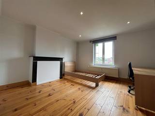 <p>Studentenkamer te huur – onmiddellijk beschikbaar</p><p>Op de Blijde Inkomststraat 99, op een uitstekende locatie in Leuven, bevindt zich deze ruime en lichtrijke studentenkamer. Dankzij de centrale ligging woon je op wandelafstand van het bruisende stadscentrum, verschillende campussen, faculteiten, winkels en andere voorzieningen.</p><p>Met veel plezier bieden we deze bemeubelde kamer aan, voorzien van een bedframe, bureau met bureaustoel en een ruime kleerkast. De grote ramen zorgen voor veel natuurlijk licht en geven de kamer een aangename en open uitstraling. De kamer beschikt bovendien over een eigen douche en lavabo. Het toilet wordt gedeeld met de andere bewoners van het gebouw.</p><p>Een fijne studentenkamer in een leuk gebouw, ideaal voor wie comfortabel en centraal in Leuven wil wonen.</p><p>Meer informatie of een bezichtiging ter plaatse? Neem contact op via verhuur@connect-immo.be of 016 229 228.</p><p>Prijs: €595/maand<br />Vaste kosten: €100/maand<br />Exclusief studententaks<br />Onmiddellijk beschikbaar!</p>