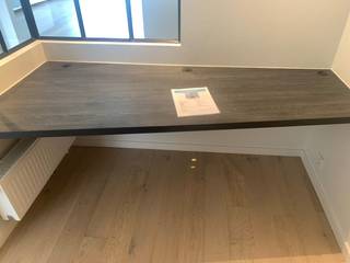 Aan de rand van het centrum van Gent, op wandelafstand van de Watersportbaan en de Blaarmeersen, bevindt zich dit gerenoveerde appartement (renovatiejaar 2019). Het combineert een rustige ligging met een uitstekende bereikbaarheid en alle comfort van hedendaags wonen.<br /><br />Indeling en kenmerken:<br />•Lichtrijke leefruimte met ingebouwde kasten en open keuken.<br />•Aansluitende berging met ruime opbergmogelijkheden, stopcontacten, aansluiting voor wasmachine en droogkast, en praktische droogruimte voor kledij.<br />•Ruim terras over de volledige breedte van het appartement, voorzien van een opbergkast voor vuilnis en plantenbakken.<br />•Badkamer met dubbele lavabo en bad/douche.<br />•Afzonderlijk toilet.<br />•Ingerichte bureauruimte met ingebouwd bureau en kasten – ideaal voor thuiswerk.<br />•Twee ruime slaapkamers, beide rustig achteraan gelegen.<br />•Ondergrondse privatieve berging.<br />•Gemeenschappelijke fietsenberging en afvalruimte.<br /><br />Extra:<br />•Mogelijkheid tot overname van het huurcontract voor een ondergrondse garage (in overleg).<br />•Volledig gerenoveerd in 2019, instapklaar.<br />•Veel natuurlijk licht en een aangename indeling.<br />•Op heden verhuurd tot eind juli 2026 dus vrij bij notariële akte; tenzij bij aankoop als investeringsgoed wensen de huurders (expats) graag een nieuw huurcontract af te sluiten. <br /><br />De combinatie van ligging, lichtinval en praktische indeling maakt dit appartement een ideale woonplek voor wie rustig wil wonen nabij het bruisende stadsleven van Gent-centrum.<br />