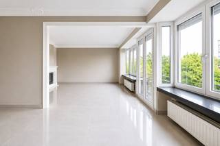 Op een absolute toplocatie in Antwerpen, op wandelafstand van het Centraal Station, de Diamantwijk, tal van winkels, gezellige horecazaken en openbaar vervoer, bevindt zich dit uitzonderlijk ruime en lichtrijke appartement op de vijfde verdieping.<br /><br /><span><strong>INDELING</strong></span>:<br /><br />Via de ruime inkomhal wordt u meteen verwelkomd in de indrukwekkende leefruimte, waar de grote raampartijen zorgen voor een prachtige lichtinval en een bijzonder open en aangename sfeer creëren. De leefruimte geeft uit op een eerste balkon aan de voorzijde, ideaal voor een kopje koffie in de ochtend.<br /><br />De afgesloten keuken beschikt over veel werk- en opbergruimte en biedt toegang tot een tweede buitenruimte.<br /><br />Verder beschikt het appartement over drie volwaardige slaapkamers. Eén slaapkamer is uitgerust met een eigen dressing en een aparte lavabo, terwijl een andere slaapkamer toegang biedt tot een aanleunend terras. Zowel de leefruimte als alle slaapkamers zijn voorzien van airconditioning, wat garant staat voor een optimaal wooncomfort, het hele jaar door.<br /><br />De ruime badkamer is ingericht met een dubbele lavabo, een toilet en een douche geïntegreerd in een luxueus jacuzzibad, waardoor u hier in alle comfort kunt ontspannen. Daarnaast is er nog een afzonderlijk gastentoilet aanwezig.<br /><br /><span><strong>BIJZONDERHEDEN</strong></span>:<br /><br />- Uitzonderlijk ruime en lichtrijke leefruimte<br />- Airconditioning in de leefruimte en alle slaapkamers<br />- Drie buitenruimtes/terrassen<br />- Gemeenschappelijke kosten: €150/maand<br />- Beschikbaar vanaf 1 juli 2026