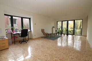 Dit appartement op de eerste verdieping en beschikt over o.a. een terras vooraan, twee (achteraan gelegen) slaapkamers, een handige berging naast de keuken en grote, ondergrondse garagebox.<br /><br />Maandelijkse provisie van € 75 betreft gemeenschappelijke kosten deel huurder.<br />Individuele verbruiksmeters van gas, water en elektriciteit.<br /><br />Het appartement is gelegen vlakbij o.a. Gasthuisberg, oprit E40/314 en het Van Waeyenberghpark.<br />Het ligt op de binnenring, maar is ervan gescheiden door een brede, groene buffer (Oude Vestenpark); wat - gezien ook de alu-ramen met dubbel glas - een rustig woongenot garandeert.<br /><br />Vrij 1 FEBRUARI, maar mogelijk al op 1 DECEMBER.<br />Huurcontract 3-6-9 (9 jaar). Betreft hoofdverblijfplaats (geen professioneel gebruik, geen studenten).<br /><br /><em>Te bezichtigen na TELEFONISCH contact op 016 23 44 16 tijdens de openingsuren (niet via mail aub, bedankt).<br />VIEWINGS AFTER CALLING US ON 016 23 44 16 during office hours (not by email please, thank you).</em>