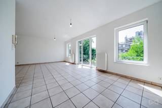 Informatie & bezichtigingen: dries.v@weinvest.be | 02 315 77 22<br />We Invest presenteert dit prachtige appartement met 1 slaapkamer van 68 m² (PEB-oppervlakte), in uitstekende staat en direct bewoonbaar. Gelegen aan de Rue Henri Huybreghts 4, op de 2e verdieping aan de achterzijde van een gebouw uit de jaren 2000 met lift, biedt het een rustige en groene woonomgeving, op slechts een steenworp afstand van het Parc de la Jeunesse en het Bois de Dieleghem. De winkels op de Place Miroir en het openbaar vervoer (tram 9, 19, bus) liggen vlakbij.<br />Optimale indeling zonder verspilde ruimte!<br />Woonruimte: Lichte woon-/eetkamer die uitkomt op een recent gerenoveerde, volledig uitgeruste keuken (oven, fornuis, afzuigkap en koelkast/vaatwasser – allemaal nieuw sinds mei 2026, nooit gebruikt).<br />Buiten: Halfovaal balkon op het westen, perfect voor de late namiddagzon.<br />Slaapkamers & voorzieningen: Slaapkamer van ca. 14,5 m², badkamer, apart toilet en hal.<br />Belangrijkste technische kenmerken:<br />Gerenoveerd in maart 2026: Volledig opnieuw geschilderd (3 lagen), afwerking en algehele opfrisbeurt.<br />Uitstekende EPC C: Energieverbruik van 131 kWh/(m²/jaar). Voldoet nu al aan de Brusselse doelstellingen voor 2045!<br />Goed onderhouden appartementsgebouw: nieuwe collectieve gascondensatieketel (2024), optimaal beheer.<br />Elektriciteit: recent elektriciteitspaneel, kleine aanpassingen te verwachten.<br />Extra's: fietsenstalling, versterkte deur, video-intercom.<br />Neem contact met ons op voor een bezichtiging! Bekijk al onze exclusieve aanbiedingen op WWW.WEINVEST.BE.