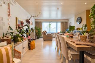 Dit aangename appartement is gelegen op de tweede verdieping van een kleinschalig gebouw in een rustige, groene woonwijk nabij het centrum van Ekeren, Kapellen en Brasschaat. Winkels, scholen, openbaar vervoer, het treinstation en belangrijke invalswegen zijn vlot bereikbaar. Bovendien bevinden de parken Oude Landen en Hof De Bist zich op wandelafstand.

We betreden het appartement via de inkomhal met ingebouwde vestiairekast en een apart gastentoilet. Vervolgens komen we in de ruime en lichtrijke woonkamer, die voldoende plaats biedt voor een gezellige zithoek en een ruime eethoek. Aansluitend bevindt zich de afzonderlijke keuken, ingericht met een kookplaat, dampkap, oven en spoelbak.

Verder beschikt het appartement over twee volwaardige slaapkamers, waarvan één toegang biedt tot het gezellige terras. De badkamer is ingericht met een douche, lavabo en handdoekradiator. Daarnaast is er een aansluiting voor een wasmachine en droogkast voorzien.

In de kelderverdieping beschikt het appartement over een privatieve kelderberging, ideaal voor extra opslagruimte.

De combinatie van de praktische indeling, de aangename lichtinval en de rustige ligging nabij tal van voorzieningen maakt dit appartement zeker een bezoek waard!

Voor meer info of een bezoek: 03/568.03.03 – info@vastgoed03.be 
