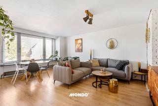 Découvrez cet appartement clé en main et économe en énergie (étiquette PEB B), situé au troisième étage de la Kerkhofstraat 2 bus 302 à Walem (Malines). Avec ses trois chambres, sa terrasse et son inspection électrique conforme, cet appartement offre une expérience de vie sans soucis pour ceux qui recherchent confort, espace et emplacement central.<br /><br />La pièce de vie lumineuse est le cœur de l'appartement et donne sur une terrasse agréable et la cuisine. Les trois chambres offrent suffisamment d'espace pour une famille, le télétravail ou les loisirs. Bien sûr, il y a aussi une salle de bain équipée d'une douche, d'un lavabo et de toilettes. En sous-sol, il y a une cave privative et une place de parking privative. La place de parking peut être achetée en supplément pour 20 000 €.<br /><br />Atouts en un coup d'œil :<br />Clé en main et bien entretenu<br />Économe en énergie (étiquette PEB B)<br />Inspection électrique conforme<br />3 chambres<br />Terrasse agréable<br />Place de parking souterraine disponible (20 000 €)<br /><br />Emplacement<br />Walem est une commune calme et verdoyante de Malines, stratégiquement située entre Anvers et Bruxelles. Grâce aux liaisons faciles via l'E19, les transports en commun et d'excellentes pistes cyclables, c'est une base idéale pour les navetteurs. Dans les environs, vous trouverez des magasins, des écoles, des sentiers de randonnée et de vélo, ainsi que des possibilités de détente dans la nature, comme le domaine naturel de Roosendael.<br /><br />En bref, cet appartement allie confort, économie d'énergie et emplacement de choix - un choix idéal pour ceux qui veulent vivre sans soucis près de tout ce qui est important.<br /><br />Vous souhaitez découvrir cet appartement ?<br />Contactez Gino Haeck<br />0491/10.27.33<br />gino@mondovastgoed.be