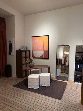Op zoek naar een goed gelegen handelspand? Deze commerciële ruimte van 81 m² aan de Kortrijksepoortstraat 122 biedt een ideale uitvalsbasis voor diverse ondernemingsactiviteiten.<br /><br />De grote glaspartijen aan de voorzijde zorgen voor een aangename lichtinval en geven het pand een open en uitnodigend karakter. Bovendien geniet uw zaak van een uitstekende zichtbaarheid dankzij de brede etalage langs de straatzijde.<br /><br />Het pand is praktisch ingericht en omvat naast de handelsruimte ook een berging, een kitchenette en een afzonderlijk sanitair. De efficiënte indeling maakt het mogelijk om de ruimte onmiddellijk in gebruik te nemen.<br /><br />EPC label B: 20260612-0003886622-KNR-1<br /><br />Contacteer Louise 0493 76 17 53 of louise@centeroffice.be