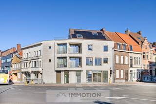 Instapklaar nieuwbouwappartement gelegen op de eerste verdieping met 1 slaapkamer en terras. <br />Volledig geschilderd en afgewerkt met lichtarmaturen en gordijnen.<br /><br />Voor een persoonlijke afspraak of meer informatie kunt u rechtstreeks contact opnemen met Christophe op het nummer 0497 41 37 37<br />of stuur een mail naar christophe@immotion.be.