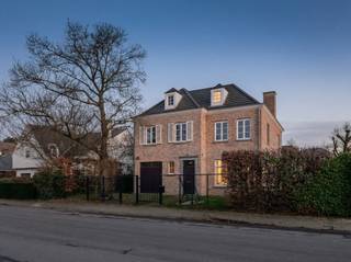 <p>Deze prachtige woning werd in 2012 voor de huidige eigenaars gebouwd op een knap en zonnig perceel langs de rustige Fazantenlaan in de residentiële Elsdonk-wijk. De villa werd ontworpen met een duidelijke klemtoon op wooncomfort, gebruik van mooie materialen en maximaal contact met de tuin. Het eigendom werd sindsdien met veel liefde en zorg onderhouden. Het perceel is zuidoost georiënteerd en de tuin biedt volledige privacy. Indeling:</p>
<p>Gelijkvloers komen we binnen langs een mooie inkomhal met gastentoilet en vestiaire. Aan de linkerzijde van de hal treffen we een ruime inpandige garage en rechts vinden we een praktische bureelruimte. Ruime woonkamer op prachtig parket (met houthaard) en aansluitend een volledig uitgeruste keuken met eiland en eethoek met gezellige gashaard.</p>
<p>Op de verdieping vinden we eerst en vooral een ruime master, met ensuite dressing en luxueuze badkamer met douche, ligbad en toilet. De nachthal biedt verder toegang tot drie heel grote kamers, een tweede badkamer met bad en douche, en een apart toilet.</p>
<p>Op de tweede verdieping tenslotte treffen we nog een polyvalente, open ruimte van 100 m².</p>
<p>Plannen en documentatie te vinden op www.reds.be. Voor meer informatie of een bezichtiging, neem gerust contact op met Daniël via mail (daniel@reds.be) of telefoon (0475.25.30.64). Dat mag trouwens ook ’s avonds of in het weekend !</p>