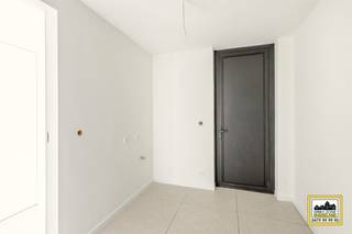 <p>"ABSOLUTE TOPPER" - Afspraak ENIGE BEZOEKDAG enkel telefonisch via Randy Remue op 0479/ 99. 99. 90 of Elias Le Juste op 0487/ 33. 10. 10. De stukken van de woning zijn te consulteren op www.immo-zone.be. Meer info via Facebook "Remue Randy" - LIKE de pagina en blijf op de hoogte van alle nieuwe woningen. Deze nieuwbouw ARCHITECTURALE PAREL vinden we terug te Liefkensstraat 7, Wondelgem. Indeling: Bij het betreden van de woning gaan we links naar de praktische berging en technische ruimte – ideaal voor extra opbergruimte en huishoudelijke toestellen. Verder komen we in de open keuken en leefruimte, die dankzij grote raampartijen uitkijken op de groene, zonnige tuin. Hier geniet je dagelijks van licht, rust en ruimte. Op het 1e verdiep bevinden zicht de eerste 2 slaapkamers en de stijlvolle eerste badkamer, voorzien van ligbad en dubbele lavabo. Op het 2e verdiep vinden we nog een extra troef: de derde slaapkamer én tweede badkamer met douche en wastafel. Een ABSOLUTE TOPPER voor starters, gezinnen of investeerders. <br />P-score: C / G-score: B. VOOR ZEER SNELLE BESLISSERS!!<br />IMMO ZONE RHODELAND RANDY REMUE - 0479/ 99. 99. 90</p>